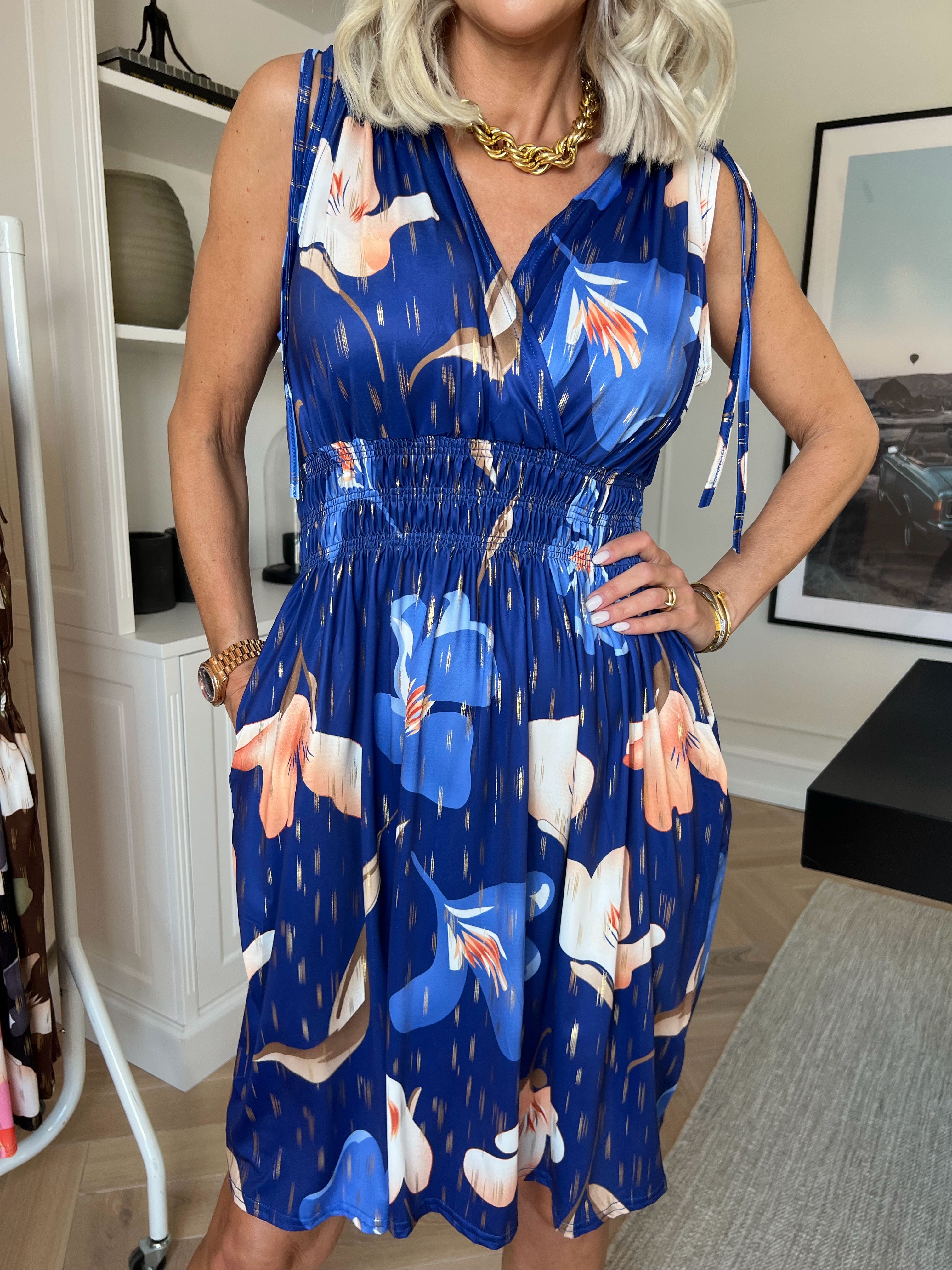 Pams Petal Short - Kort elastisk kjole med kronblade og guld detaljer